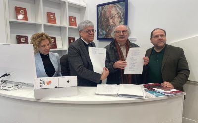 La Junta entrega 1.060 documentos tratados y digitalizados de Antonio Colinas a la Casa de la Poesía de La Bañeza