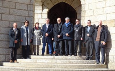 El Palacio de Gaudí presenta el proyecto escultórico de Amancio González, la adaptación del foso y la adecuación de sus jardines
