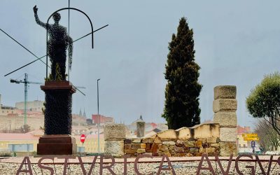 La escultura de ‘Augusto Prima Porta’ de Amancio ya saluda a los peregrinos a la entrada del Camino de Santiago en Astorga