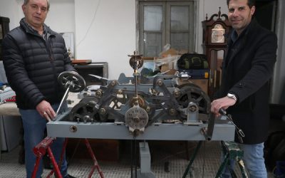 El Ayuntamiento de Astorga recupera hoy su emblemático reloj tras ser reparado en Palencia