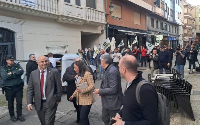 La Unión de Campesinos recibe con una protesta a la Consejera de Agricultura en La Bañeza