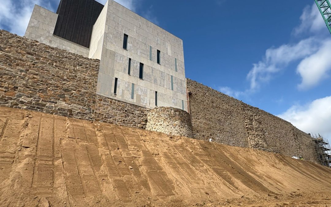 La restauración del lienzo este de la muralla de Astorga encara su recta final