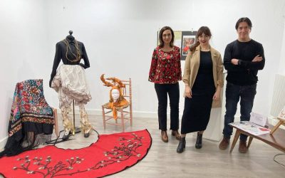 Santa María del Páramo inaugura la exposición “Vestuario Escénico” de la joven sastra Victoria Martínez Carro