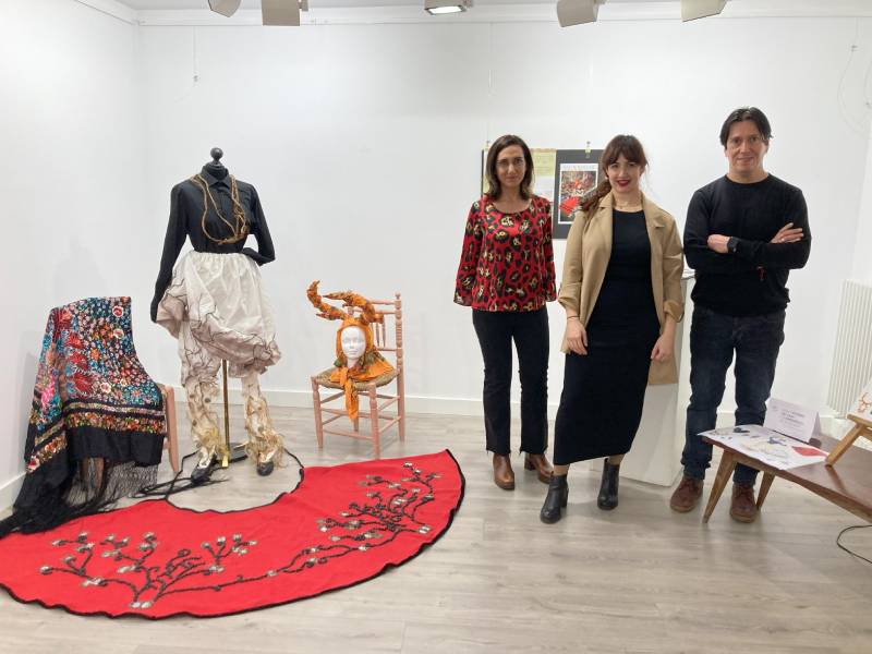 Santa María del Páramo inaugura la exposición “Vestuario Escénico” de la joven sastra Victoria Martínez Carro