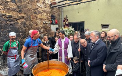 El ‘Santo Potajero’ de La Bañeza reparte más de 4.500 raciones de potaje de garbanzos, arroz y bacalao
