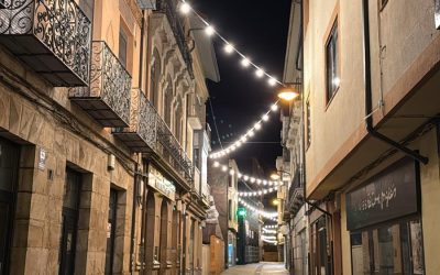 Guirnaldas de luces globo adornan las calles peatonales de Astorga