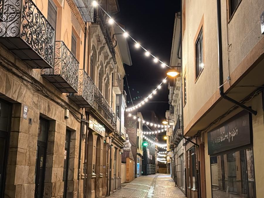 Guirnaldas de luces globo adornan las calles peatonales de Astorga