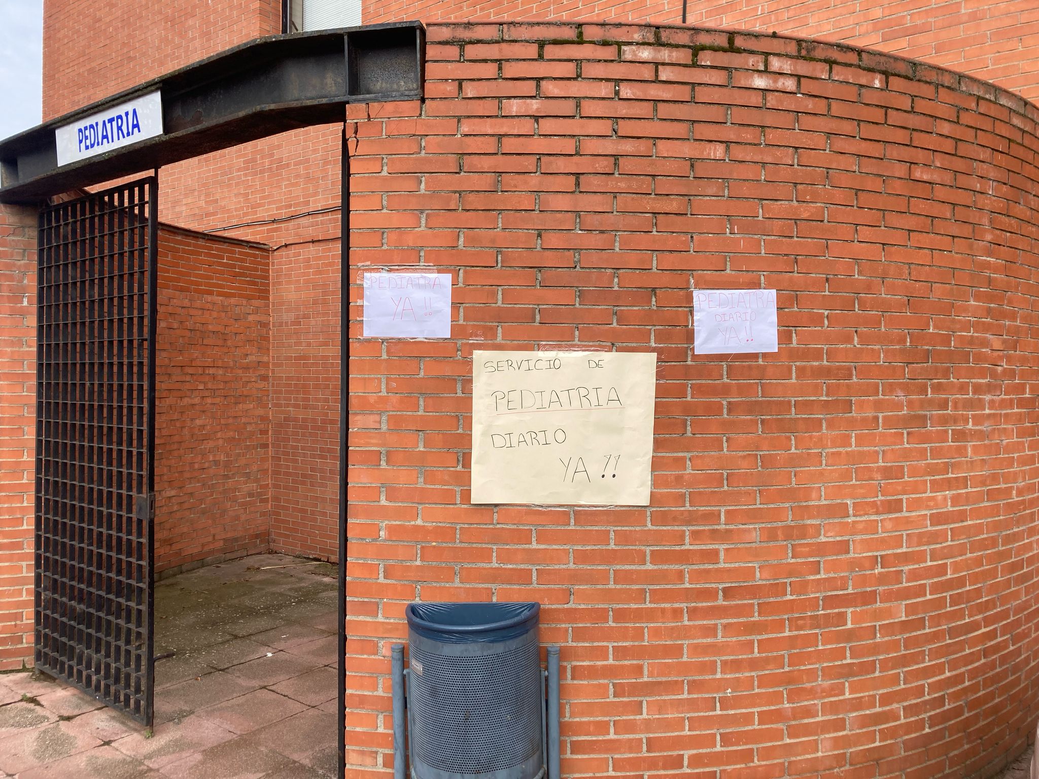 El traslado de una pediatra de La Bañeza aumenta la lista de espera de las consultas para los niños
