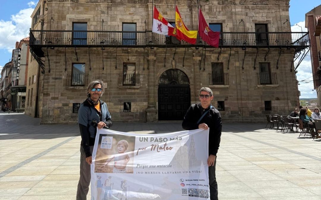 El peregrino solidario, Alfonso Mora, cruza Astorga en su camino hacia Santiago