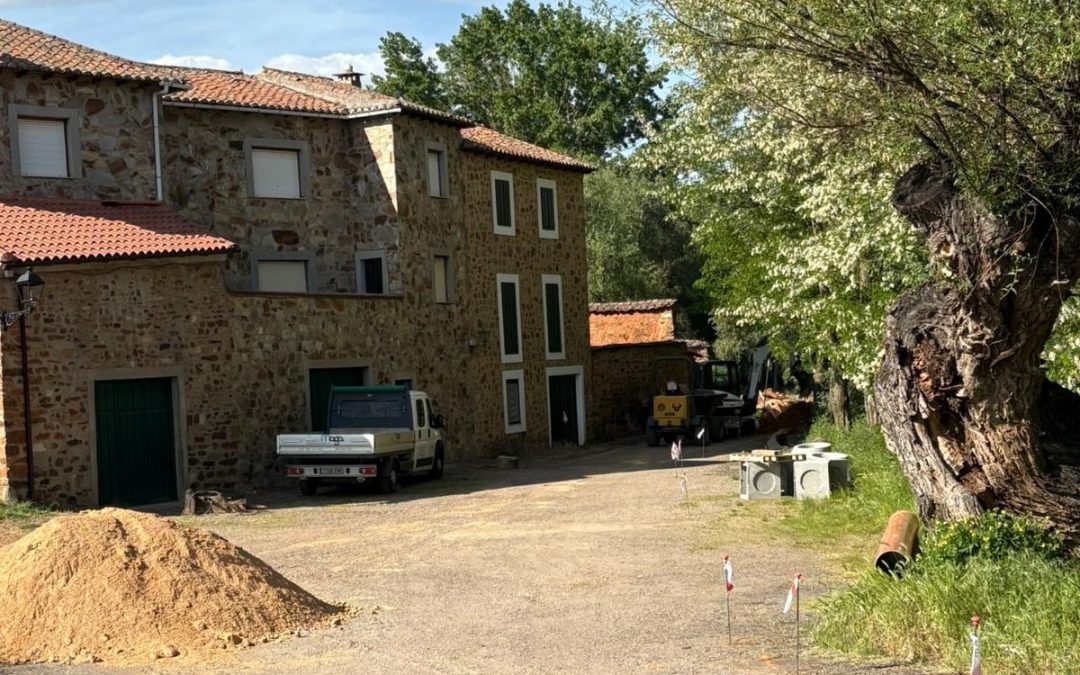 Comienzan las obras de urbanización de una calle en Castrillo de los Polvazares