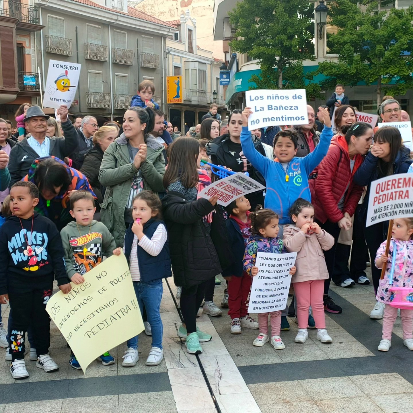 Las movilizaciones de las familias consiguen finalmente una pediatra fija para el centro de salud de La Bañeza