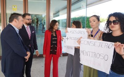 El consejero de Sanidad defiende en las Cortes que La Bañeza tiene un Servicio de Pediatría «de calidad», entre gritos de «dimisión»