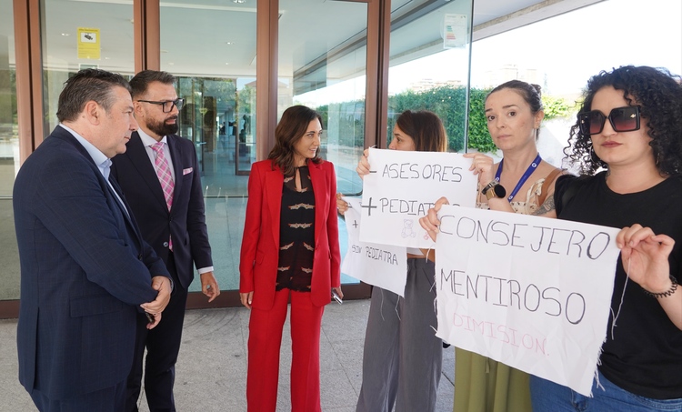El consejero de Sanidad defiende en las Cortes que La Bañeza tiene un Servicio de Pediatría «de calidad», entre gritos de «dimisión»
