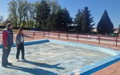 La Bañeza destina más de 90.000 euros a renovar la calle Reina Isabel II y aspira a reducir 50.000 euros de ahorro energético en la Piscina Municipal