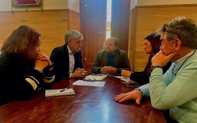 El delegado de la Junta ratifica que hay servicio de pediatría en La Bañeza mientras el PSOE de León presenta una PNL exigiendo medidas urgentes para atender a las familias