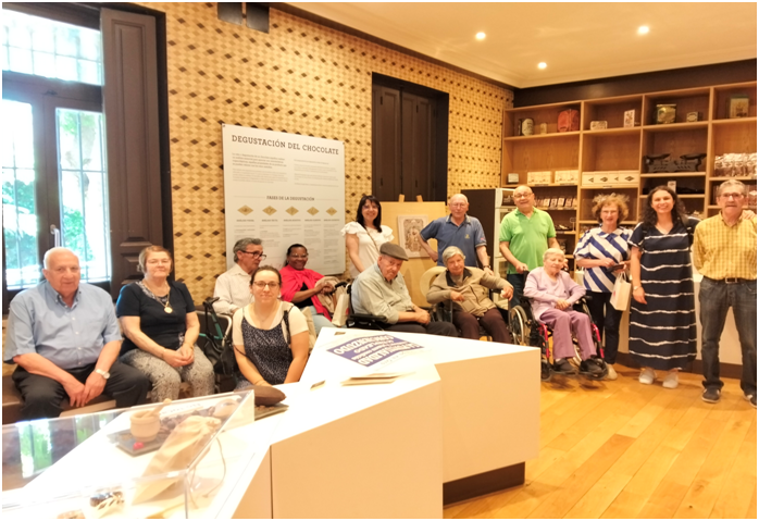 Los usuarios de Parkinson Astorga visitan el Museo del Chocolate