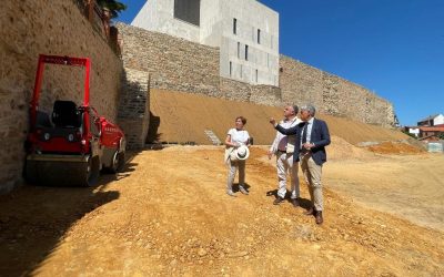 El delegado de la Junta visita las obras de la muralla en el Mirador de la Vega
