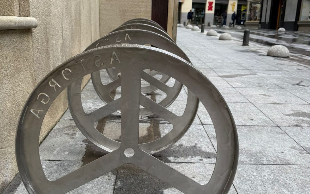 Astorga renueva su imagen con mejoras en aceras, rotondas y nuevos ‘aparcabicicletas’
