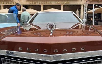 Astorga viaja en el tiempo con la Concentración del ‘Club Cadillac España’ en la Plaza Mayor