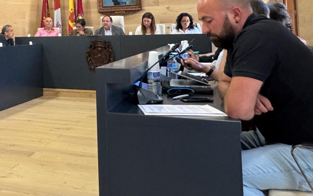 César de la Mata dimite como concejal en La Bañeza y pide disculpas por un error del autocorrector en un comentario de sus redes sociales