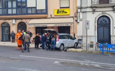 La Policía Local de Astorga interviene en una agresión y en la atención al impacto de un turismo contra la fachada de un bar que deja tres heridos