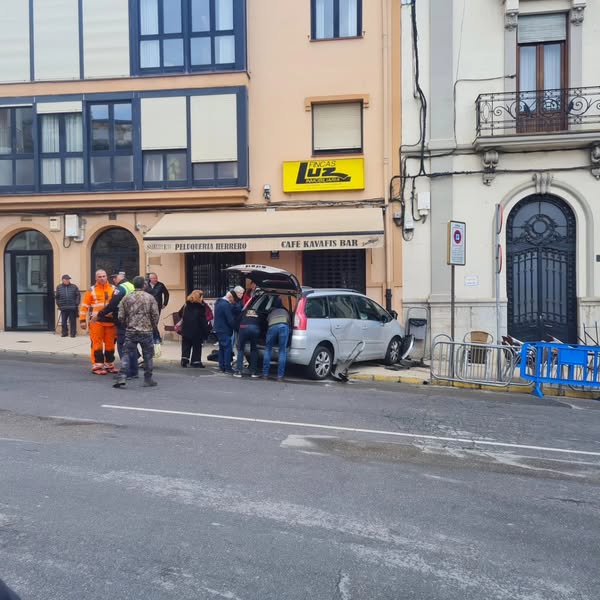 La Policía Local de Astorga interviene en una agresión y en la atención al impacto de un turismo contra la fachada de un bar que deja tres heridos
