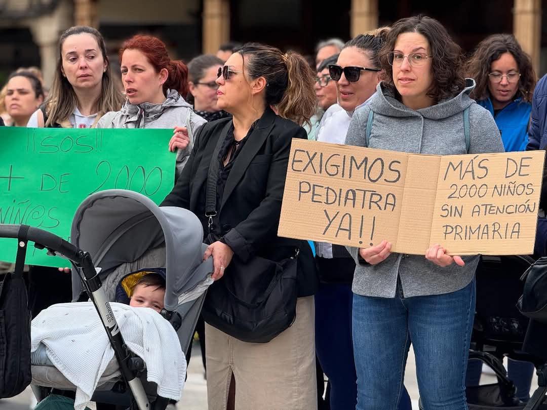 El PSOE también denuncia que el traslado de una pediatra de La Bañeza a Cistierna “obliga a esperar más de 22 días para una consulta”