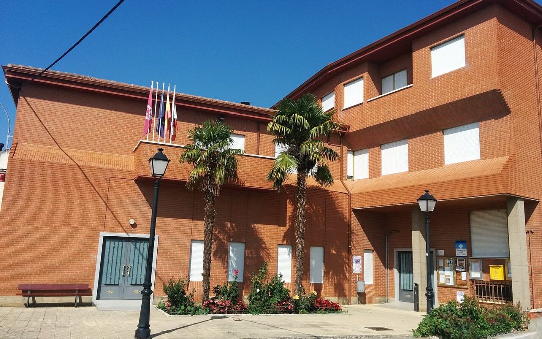 Valdefuentes del Páramo se moviliza para parar la destrucción del salón de actos municipal
