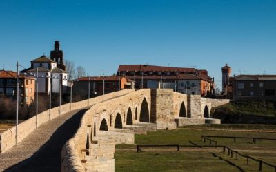 Hospital de Órbigo inicia su primer mercadillo mensual con ropa, antigüedades y artesanía local
