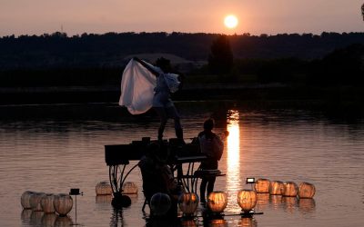 El piano flotante vuelve a Santa Marina del Rey con un concierto de música cubana sobre el agua