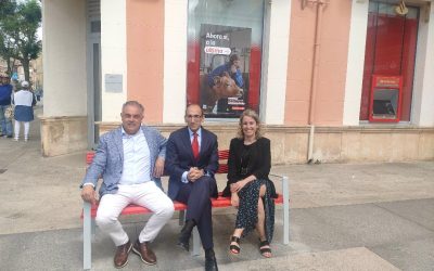 Astorga recibe cinco bancos fabricados con tarjetas recicladas del Santander