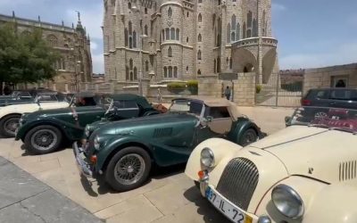 Una delegación de automóviles clásicos “Morgan” se detiene frente al Palacio de Gaudí