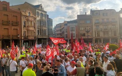 Cientos de personas se suman en La Bañeza a la lucha contra el cierre de la fábrica de Azucarera