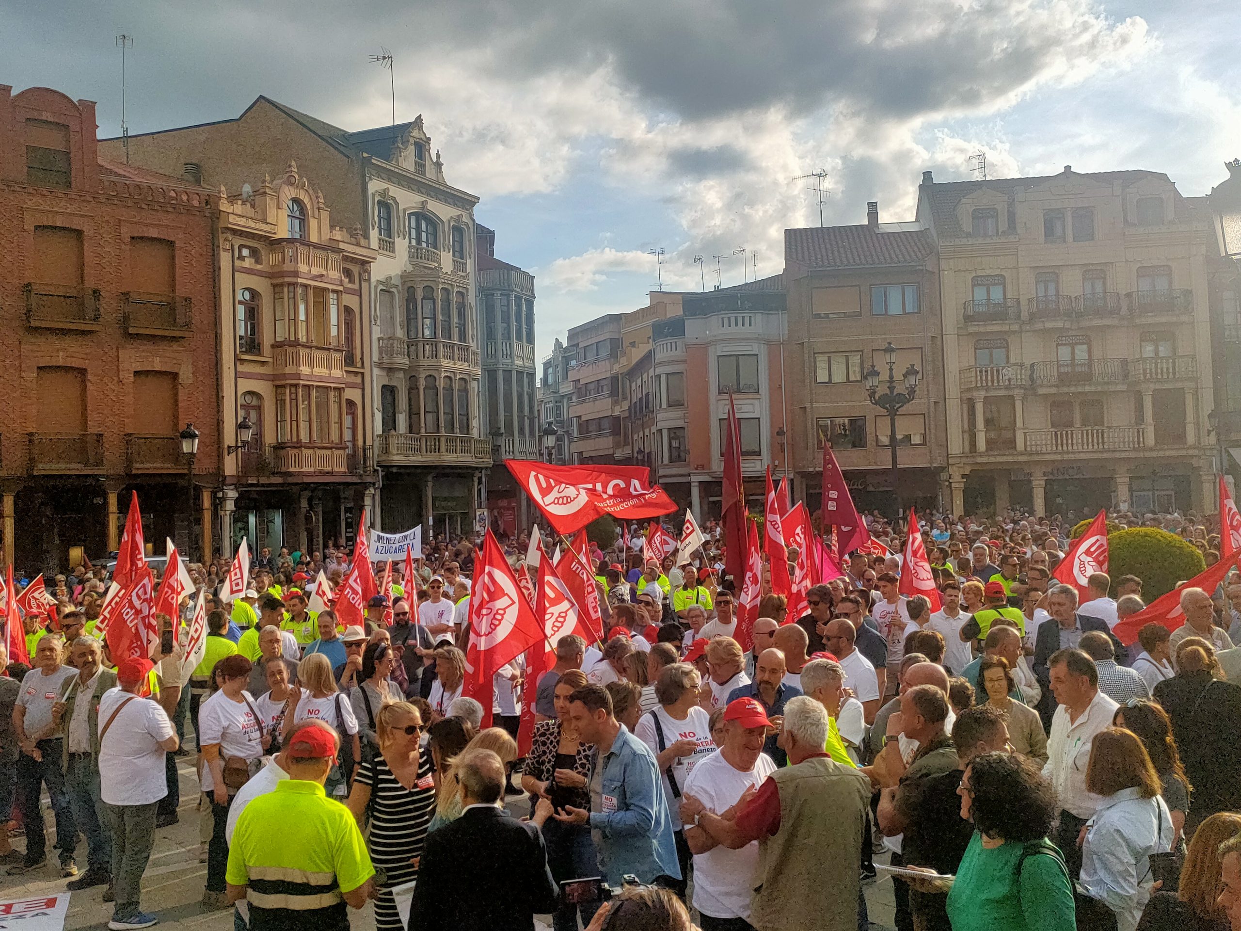 Cientos de personas se suman en La Bañeza a la lucha contra el cierre de la fábrica de Azucarera
