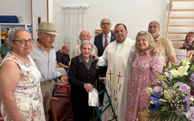 Manuela Vega García, vecina de Santa Marina del Rey, congrega a decenas de personas por su centenario