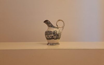 Una jarra de baño de Sargadelos, ‘pieza del mes’ de junio en el Palacio de Gaudí