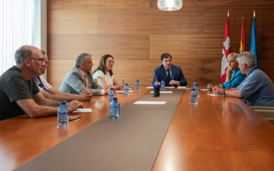 Mañueco traslada a los trabajadores de Azucarera su compromiso con el mantenimiento del empleo y la defensa del sector remolachero