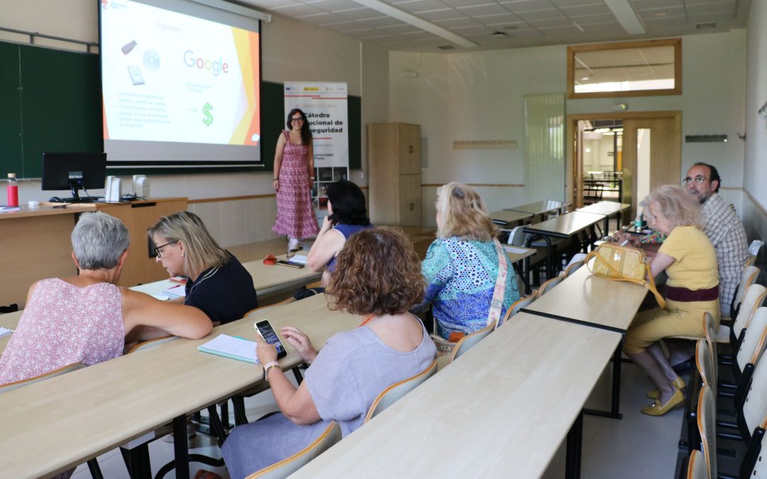 La ULE acoge la continuación de los talleres de ciberseguridad para mayores que comenzaron en Astorga