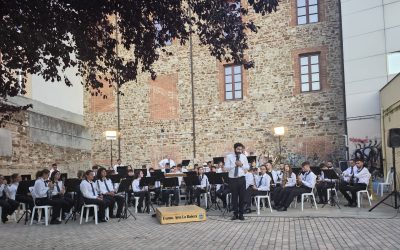 La Banda Municipal de Música de La Bañeza se hermana con la Banda de Música de Santa Cruz de Ribadulla en un encuentro musical.