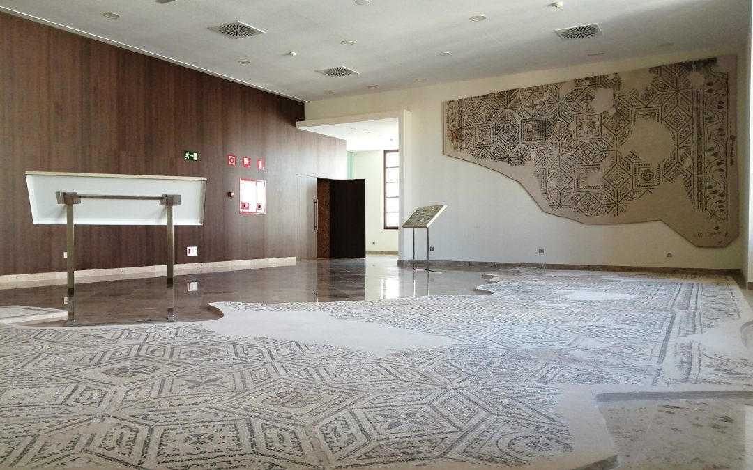 El PSOE critica que el mosaico romano no se haya instalado en el recinto acristalado previsto y denuncia el uso alternativo del espacio