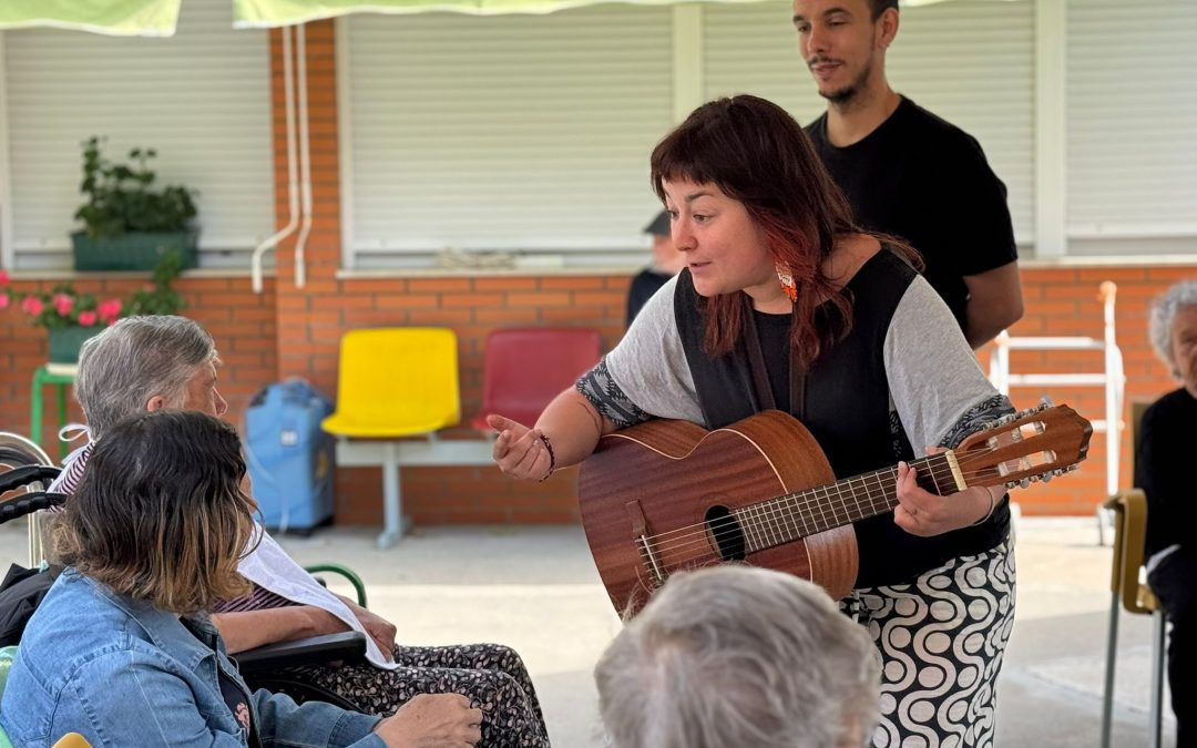 La magia de la música vuelve a emocionar en el Centro de Día de Alzheimer de Astorga