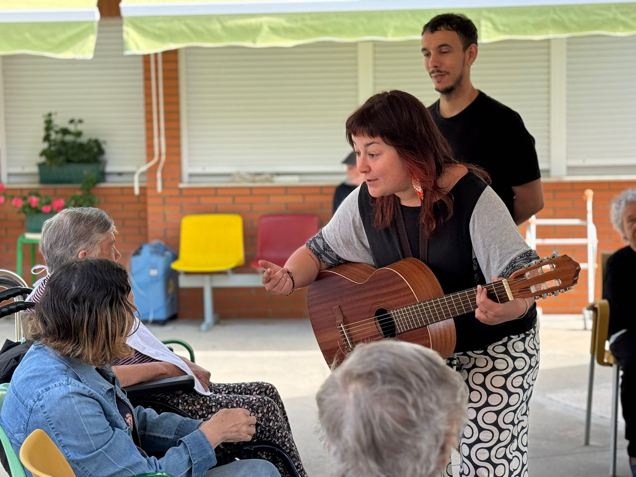 La magia de la música vuelve a emocionar en el Centro de Día de Alzheimer de Astorga
