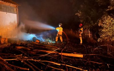 El incendio de Ferreras de Cepeda baja a nivel 0 tras afectar a varias construcciones en Riofrío