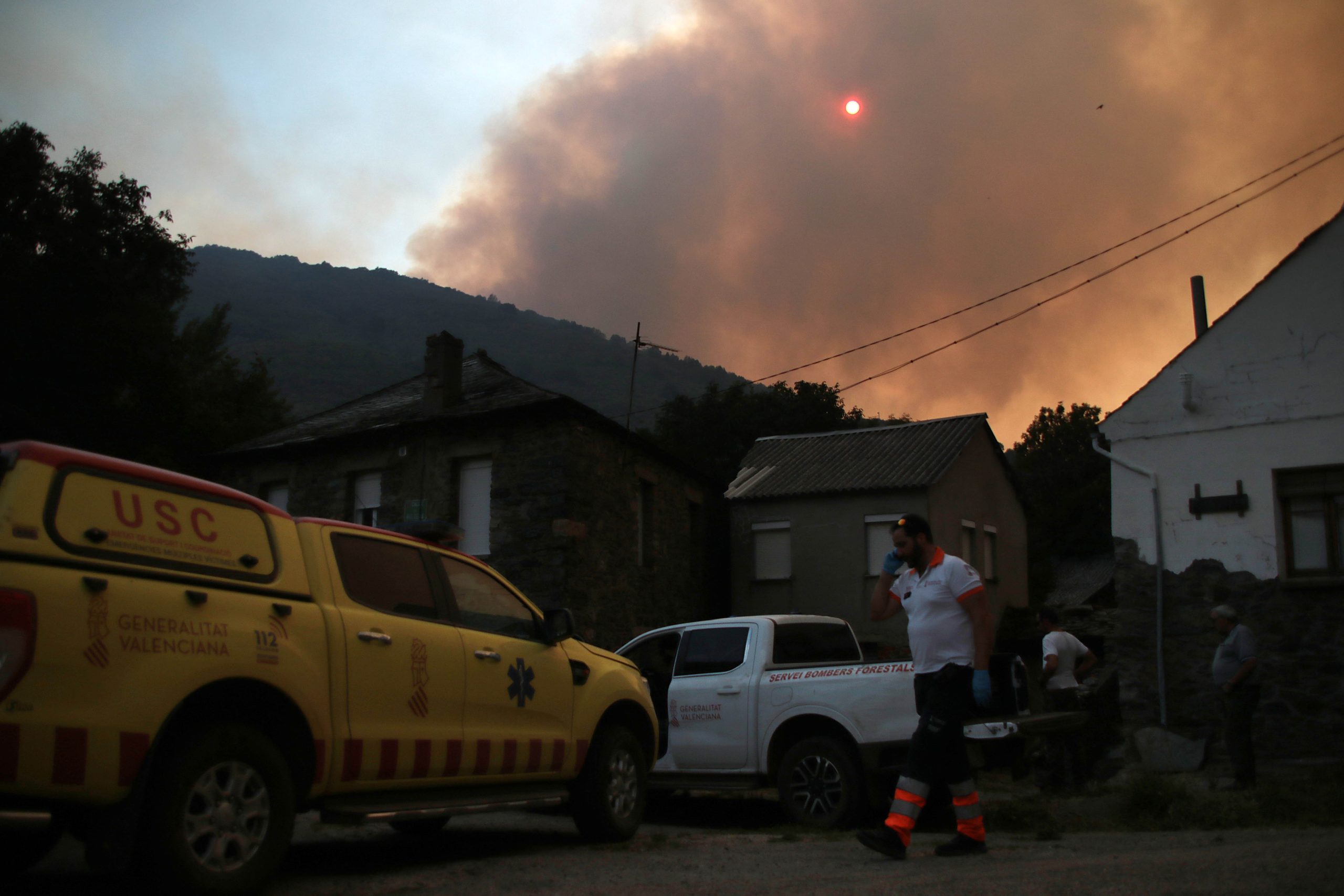 La “violencia” con la que se comportó el fuego del incendio de La Baña obliga a evacuar seis nuevas poblaciones