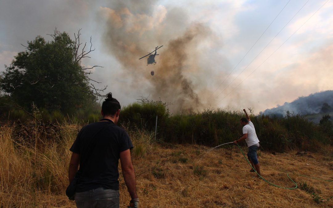 León cierra la jornada con más de 700 evacuados tras dos nuevos incendios en Molinaseca y Garano que “casi con seguridad” son intencionados