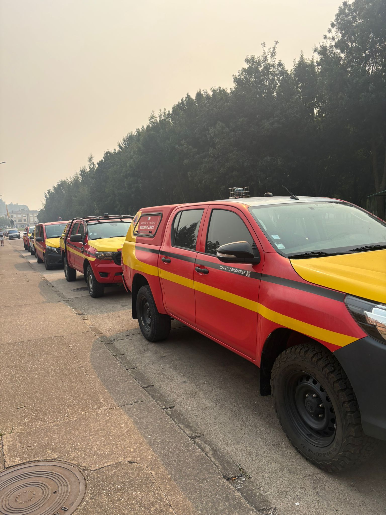 150 efectivos españoles y franceses de la lucha contra un incendios se alojan en el polideportivo de Astorga