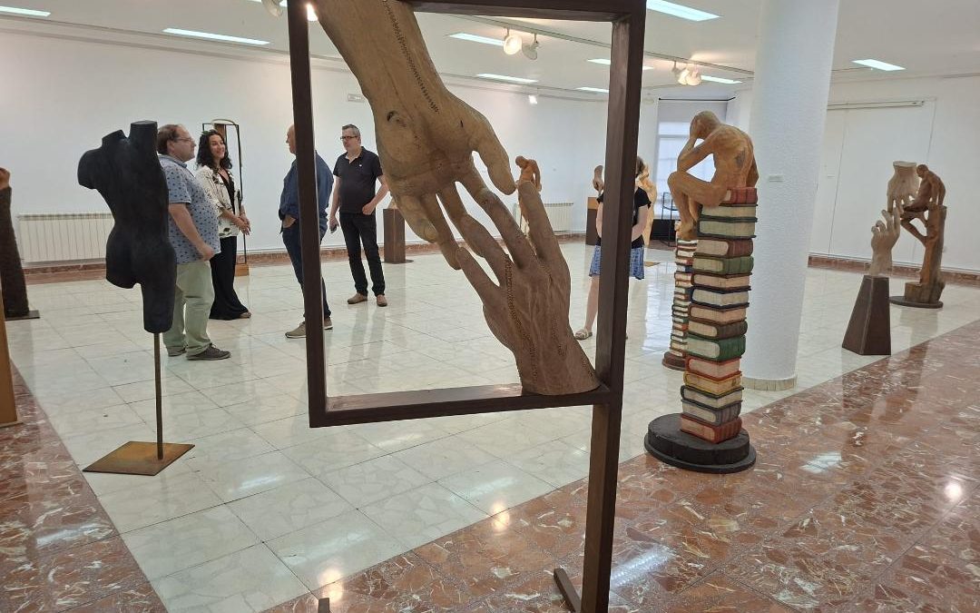 El Centro Cultural Tierras Bañezanas acoge la exposición «Sueños Esculpidos» de José Antolín Álvarez Chamorro