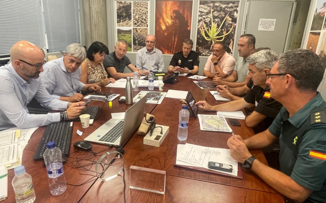 Desalojan a 1.700 habitantes de la Valdería por el incendio con origen en La Carballeda