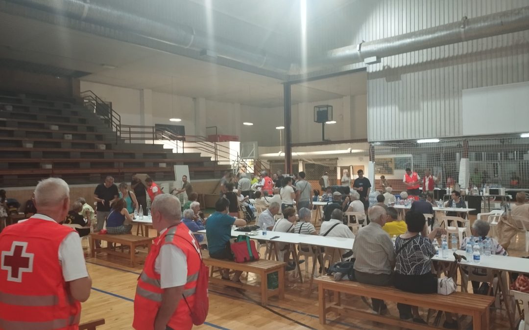 Cruz Roja moviliza una veintena de voluntarios y numerosos recursos en emergencias para atender a los evacuados a La Bañeza por el incendio