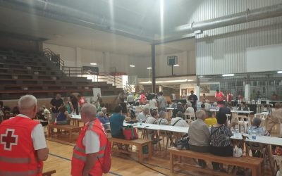 Cruz Roja moviliza una veintena de voluntarios y numerosos recursos en emergencias para atender a los evacuados a La Bañeza por el incendio